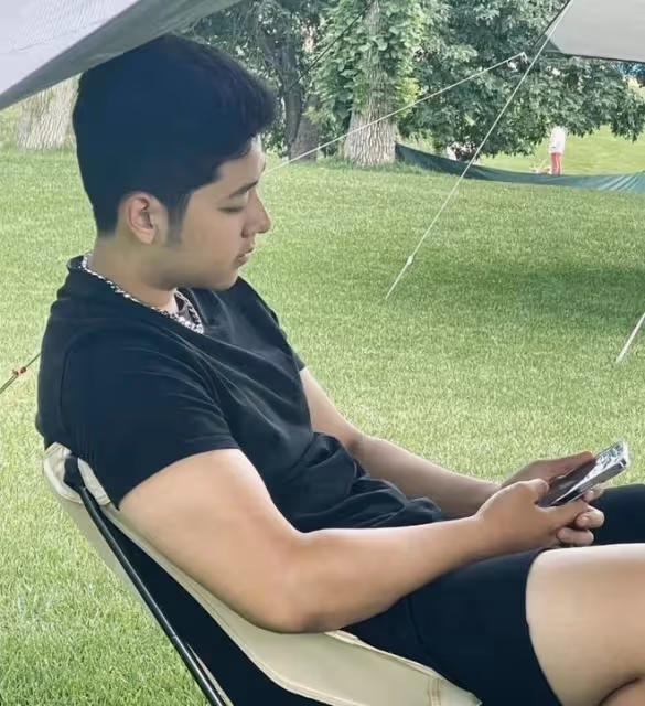 郭濤端午攜兒子送祝福,17歲石頭長成單眼皮帥哥,滿身腱子肉搶鏡