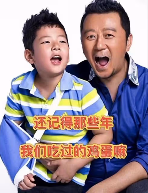 郭濤端午攜兒子送祝福,17歲石頭長成單眼皮帥哥,滿身腱子肉搶鏡