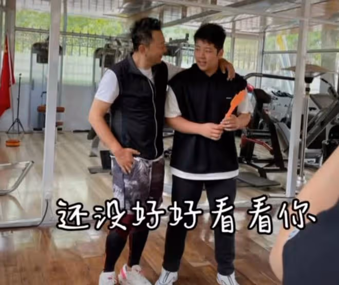 郭濤端午攜兒子送祝福,17歲石頭長成單眼皮帥哥,滿身腱子肉搶鏡