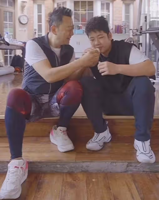 郭濤端午攜兒子送祝福,17歲石頭長成單眼皮帥哥,滿身腱子肉搶鏡