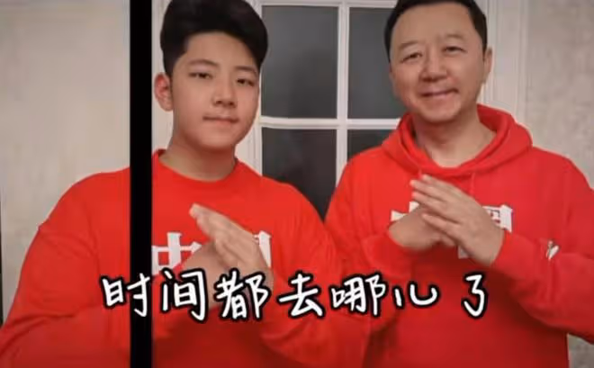 郭濤端午攜兒子送祝福,17歲石頭長成單眼皮帥哥,滿身腱子肉搶鏡