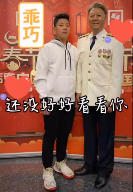 郭濤端午攜兒子送祝福,17歲石頭長成單眼皮帥哥,滿身腱子肉搶鏡