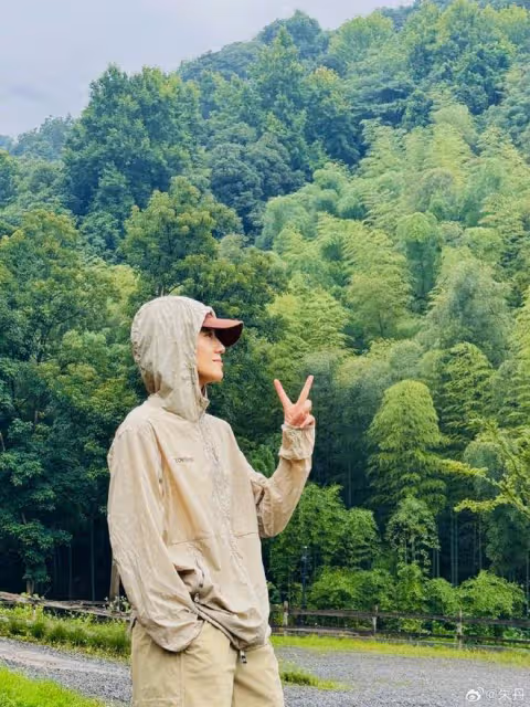 朱丹端午節曬兒女,小小丹和弟弟正臉罕曝光,一個像媽一個像爸