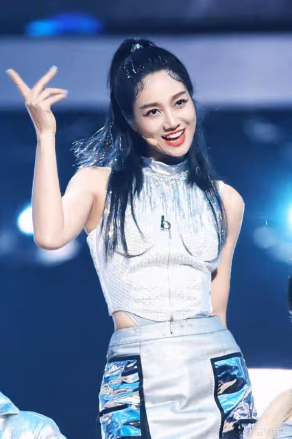 朱丹端午節曬兒女,小小丹和弟弟正臉罕曝光,一個像媽一個像爸