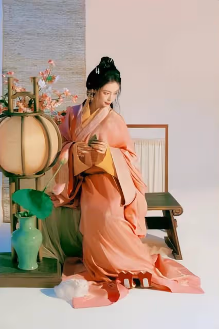 楊穎端午節寫真曝光,穿粉色古裝吹長笛,天生麗質美出新高度