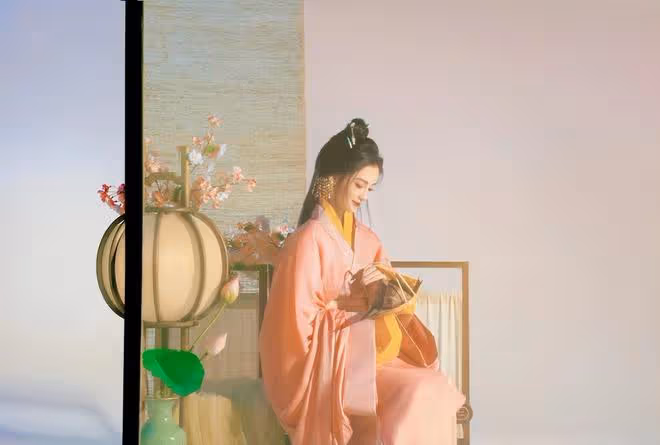 楊穎端午節寫真曝光,穿粉色古裝吹長笛,天生麗質美出新高度