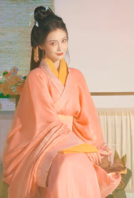 楊穎端午節寫真曝光,穿粉色古裝吹長笛,天生麗質美出新高度
