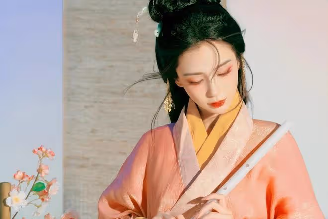 楊穎端午節寫真曝光,穿粉色古裝吹長笛,天生麗質美出新高度