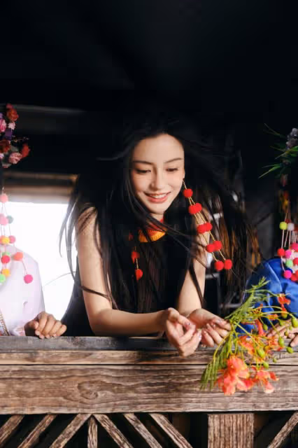 楊穎端午節寫真曝光,穿粉色古裝吹長笛,天生麗質美出新高度
