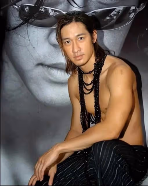 知名男星46歲欠高利貸,付不起房租,吃霸王餐,致使73老母自殺