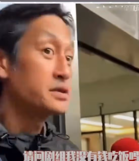 知名男星46歲欠高利貸,付不起房租,吃霸王餐,致使73老母自殺