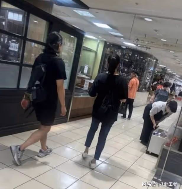 鄭伊健真面目被曝光!蒙嘉慧素顏在日本被偶遇,已完全成為日本人