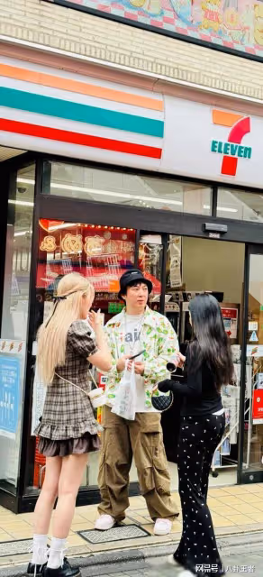 懶理私生女!王思聰帶倆美女逛街,胖到脖子看不見,真成日本人了