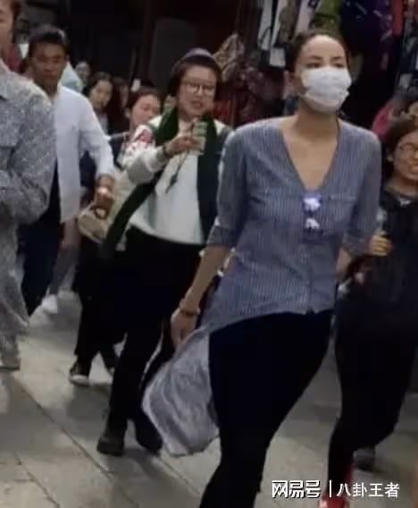 天后也老了!56歲王菲獨自遊玩被拍,瘦得只剩骨架,頭也有點禿