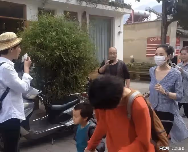 天后也老了!56歲王菲獨自遊玩被拍,瘦得只剩骨架,頭也有點禿