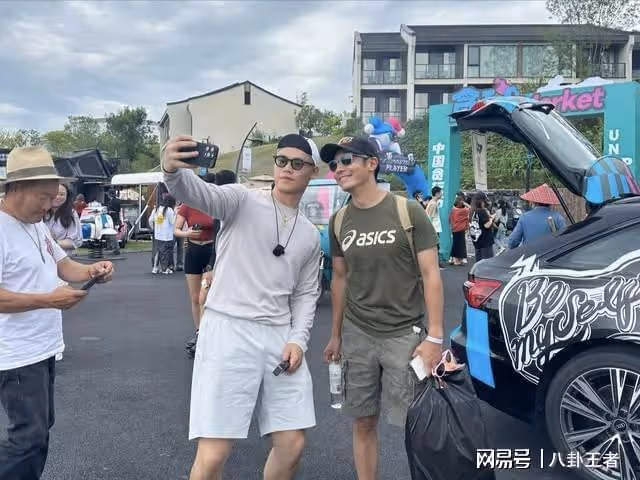 隱形富豪!撒貝寧開318萬房車攜全家遊玩,李白不願讓兒女上鏡