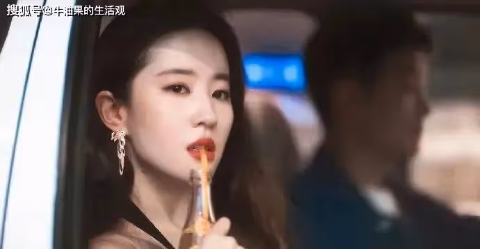 劉亦菲新劇與5個男人對戲，2集親了15次，吻戲密集差評如潮