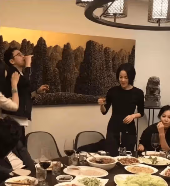 王菲在家中聚餐照曝光，素顏真實的讓人不敢相信，菲姐的現實總是殘酷的