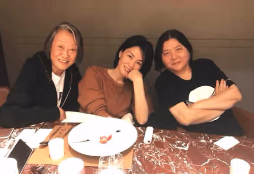 王菲在家中聚餐照曝光，素顏真實的讓人不敢相信，菲姐的現實總是殘酷的