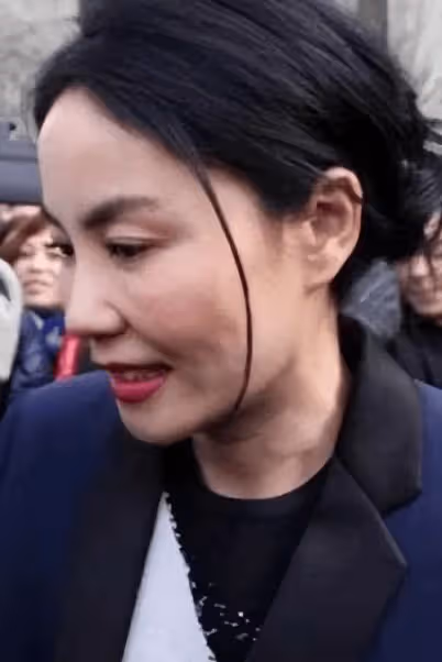 王菲在家中聚餐照曝光,素顏真實的讓人不敢相信,菲姐的現實總是殘酷的