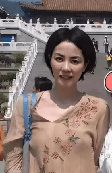 王菲在家中聚餐照曝光,素顏真實的讓人不敢相信,菲姐的現實總是殘酷的