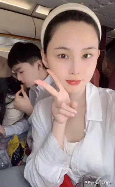 張穎穎和家人看房,定下帶院兩層別墅,媽媽戴金鐲子現身一臉貴氣