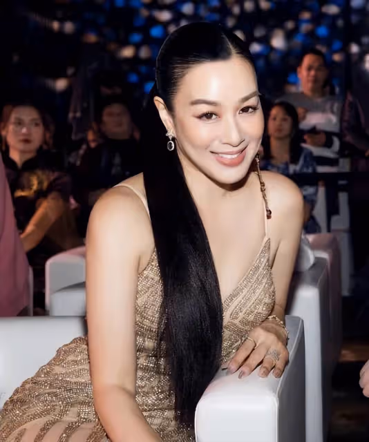 54歲鍾麗緹美照曝光!一襲V領弔帶裙閃閃發光,肌膚水嫩迷人