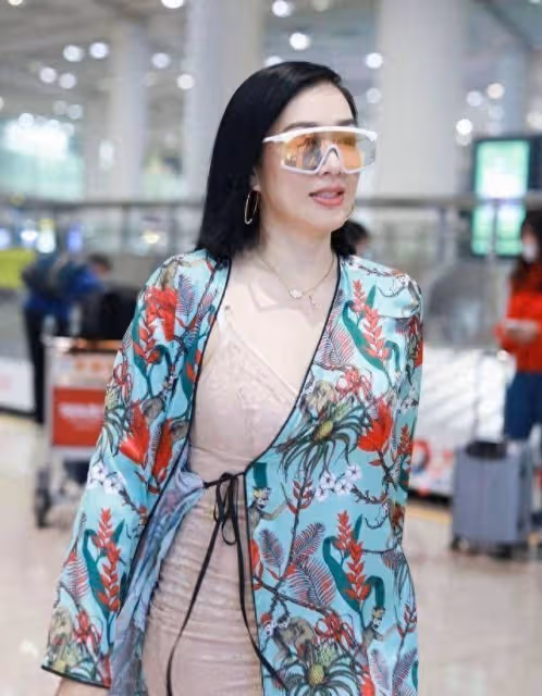 54歲鍾麗緹美照曝光!一襲V領弔帶裙閃閃發光,肌膚水嫩迷人