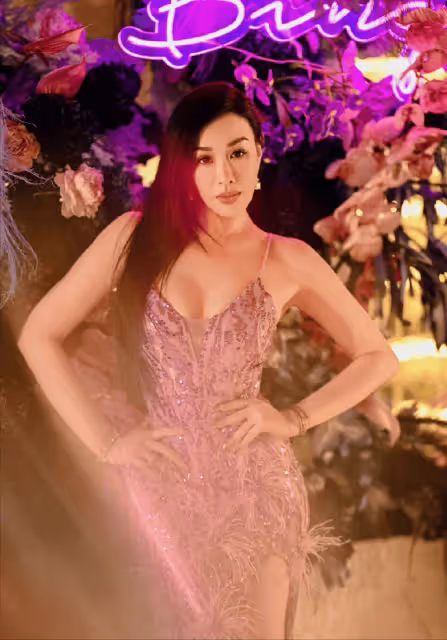 54歲鍾麗緹美照曝光!一襲V領弔帶裙閃閃發光,肌膚水嫩迷人