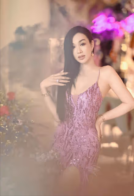 54歲鍾麗緹美照曝光!一襲V領弔帶裙閃閃發光,肌膚水嫩迷人