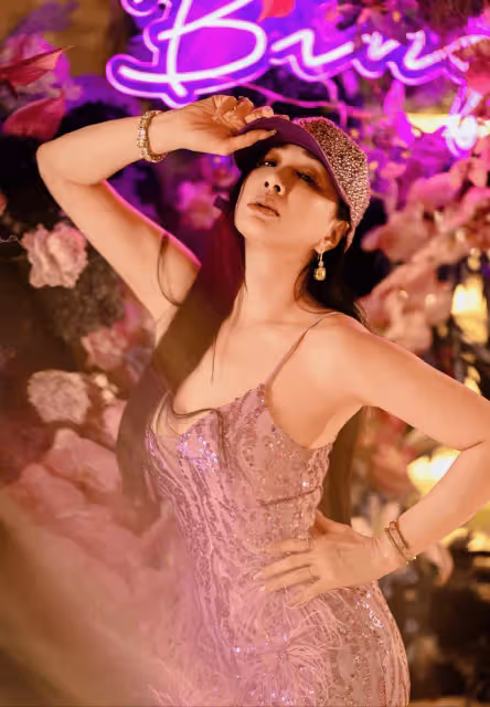 54歲鍾麗緹美照曝光!一襲V領弔帶裙閃閃發光,肌膚水嫩迷人
