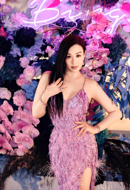 54歲鍾麗緹美照曝光!一襲V領弔帶裙閃閃發光,肌膚水嫩迷人