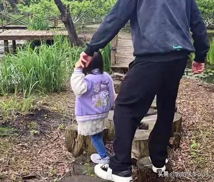 苗苗放假回家看娃,錄乘風3個月練出馬甲線,女兒模樣清秀像鄭愷