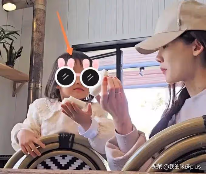 苗苗放假回家看娃,錄乘風3個月練出馬甲線,女兒模樣清秀像鄭愷
