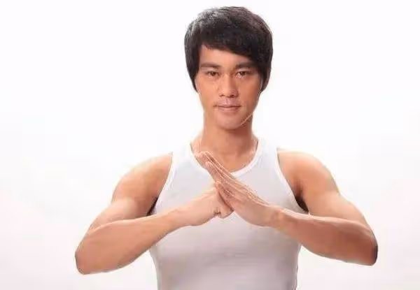 因為周星馳，他演了自己的偶像，娶了黑幫大佬女兒，如今為何「消失」了？