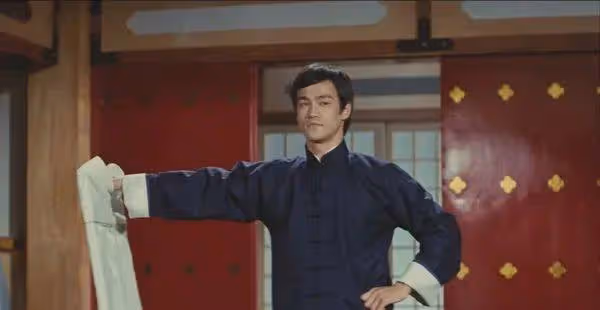 因為周星馳，他演了自己的偶像，娶了黑幫大佬女兒，如今為何「消失」了？