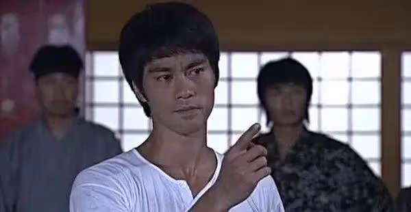 因為周星馳，他演了自己的偶像，娶了黑幫大佬女兒，如今為何「消失」了？