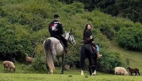 汪峰與第五任放飛自我,穿情侶裝刺馬奔騰,瀟灑快活!