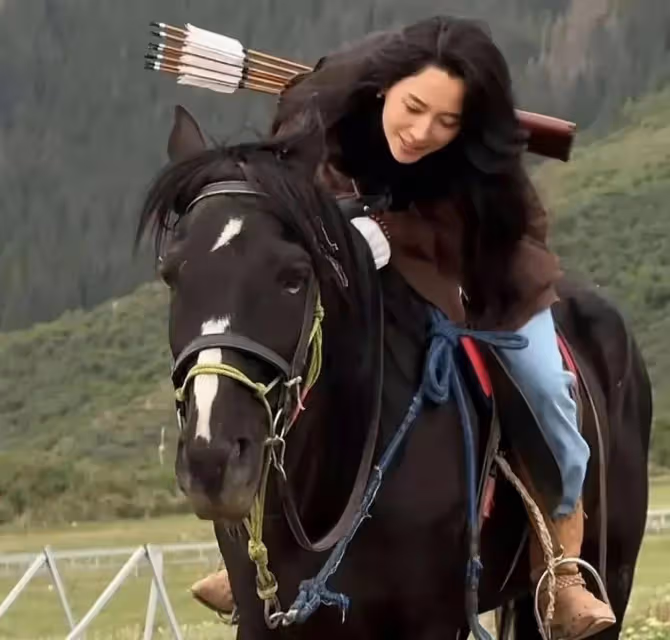 汪峰與第五任放飛自我,穿情侶裝刺馬奔騰,瀟灑快活!