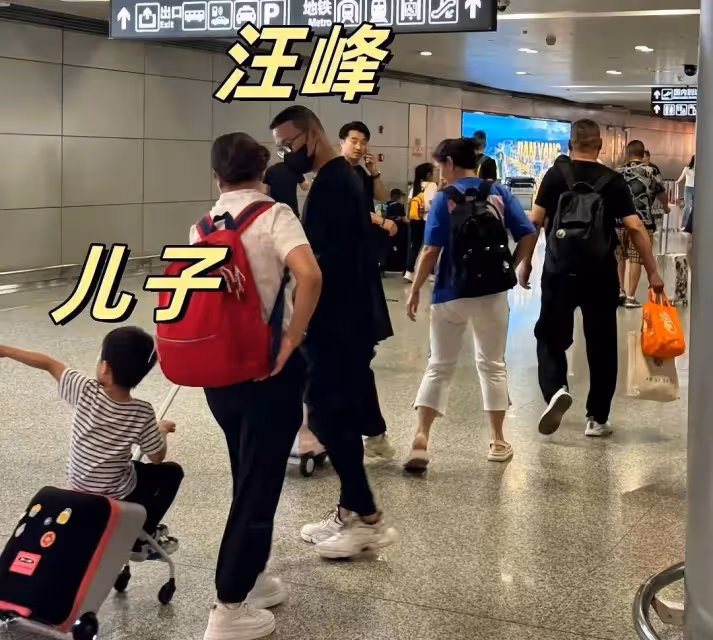 汪峰與第五任放飛自我,穿情侶裝刺馬奔騰,瀟灑快活!
