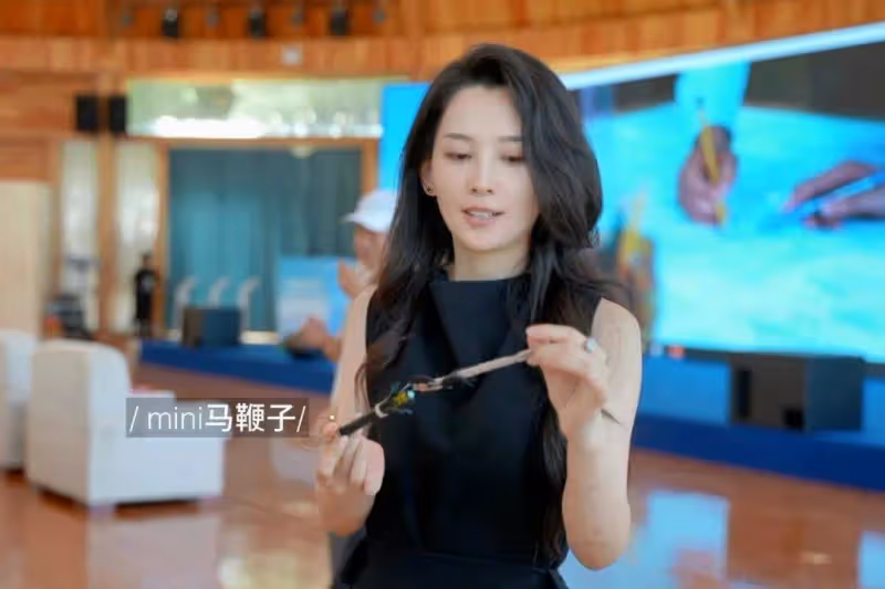 汪峰與第五任放飛自我，穿情侶裝刺馬奔騰，瀟灑快活！