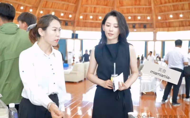 汪峰與第五任放飛自我，穿情侶裝刺馬奔騰，瀟灑快活！