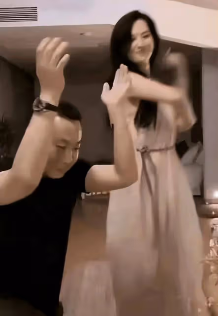 性感!森林北李巧和男人屋內跳舞視頻曝光,眉來眼去,身材柔媚至極!