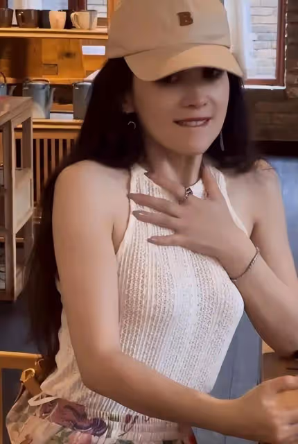 性感!森林北李巧和男人屋內跳舞視頻曝光,眉來眼去,身材柔媚至極!