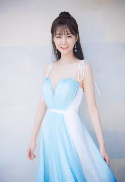 沈夢辰真放的開,穿弔帶裙直接用繩子做肩帶,深V領口性感撩人