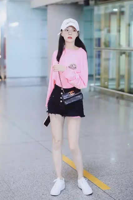 沈夢辰真放的開,穿弔帶裙直接用繩子做肩帶,深V領口性感撩人