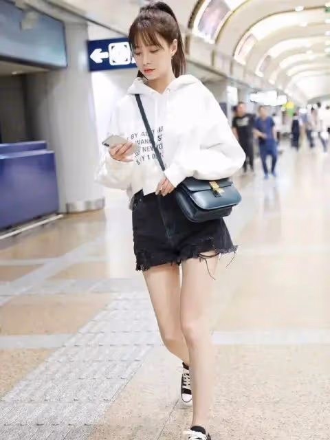 沈夢辰真放的開,穿弔帶裙直接用繩子做肩帶,深V領口性感撩人