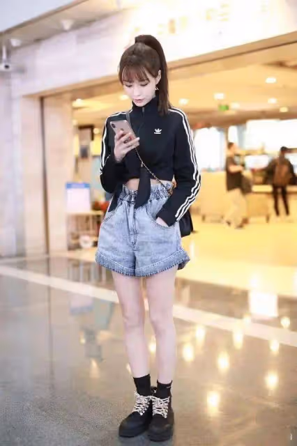 沈夢辰真放的開,穿弔帶裙直接用繩子做肩帶,深V領口性感撩人