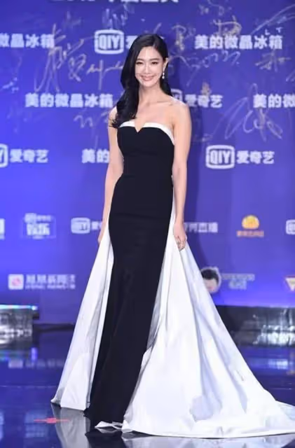 克拉拉才是"大號水蜜桃",穿拼接裙秀凹凸感,細腰翹臀太驚艷!