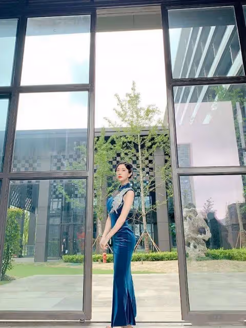 克拉拉才是"大號水蜜桃",穿拼接裙秀凹凸感,細腰翹臀太驚艷!